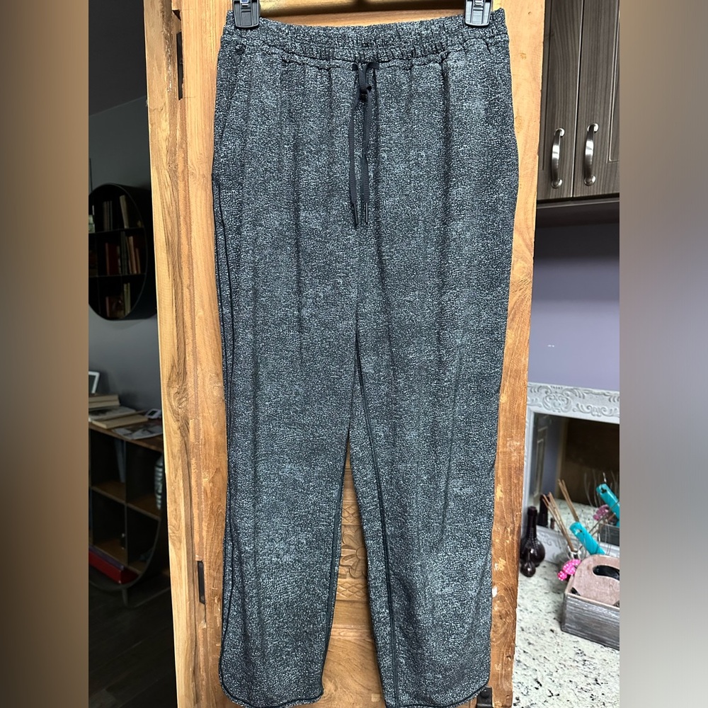 Lululemon ankle cropped capris lightweight pants front pockets size 4 *